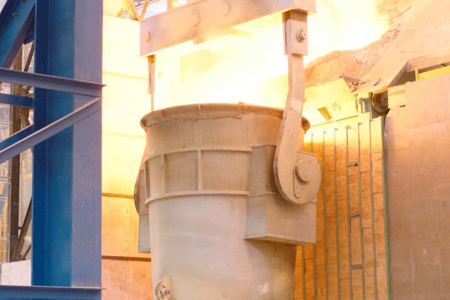 Ladle at the tapping position of a melting furnace